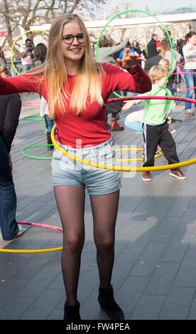 Hula hoop lezione gruppo di massa divertente Ragazza donna Foto Stock