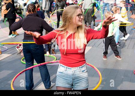 Hula hoop lezione gruppo di massa divertente Ragazza donna Foto Stock
