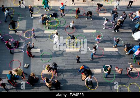 Hula hoop lezione gruppo di massa fun Foto Stock