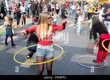 Hula hoop lezione gruppo di massa divertente Ragazza donna donne del Festival Mondiale Foto Stock