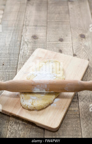 La laminazione in casa l'impasto. Foto Stock