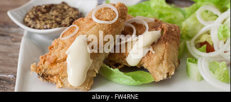 Profondo fritto di pollo impanato con insalata e patatine fritte Foto Stock