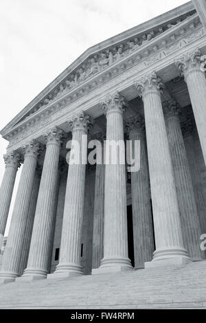 Monocromatico scena urbana della Corte suprema degli Stati Uniti edificio Aka Scoto in Washington DC USA lo spazio di copia Foto Stock