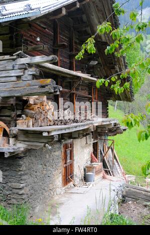 Chalet in legno del Beaufortain, Alpi Foto Stock