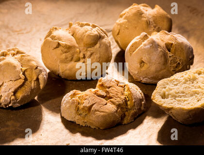 In casa fatti a mano panino pane bianco sulla piastra posteriore cuocere cuocere auto solo per il proprio consumo domestico home panificio fresco e fragrante Foto Stock