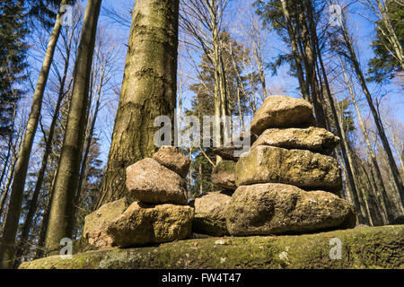 Torri di pietra nella foresta bavarese Baviera Germania, equilibrio wellness harmony simbolo arte simbolica artistica piastra in pietra ancora Foto Stock