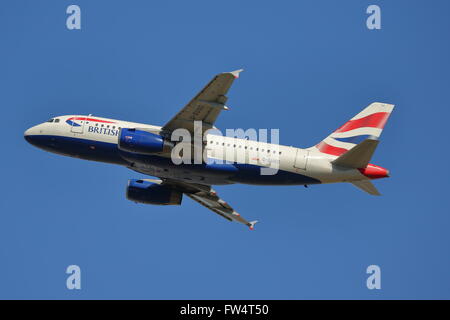 British Airways Airbus A319 G-EUOC uscire dall'Aeroporto Heathrow di Londra, Regno Unito Foto Stock