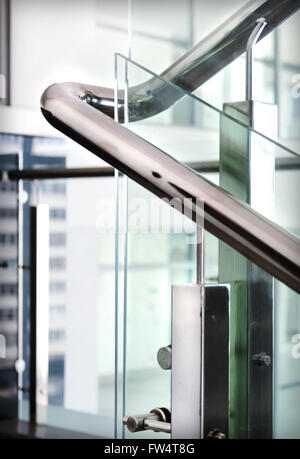 La tromba delle scale in un edificio moderno Foto Stock