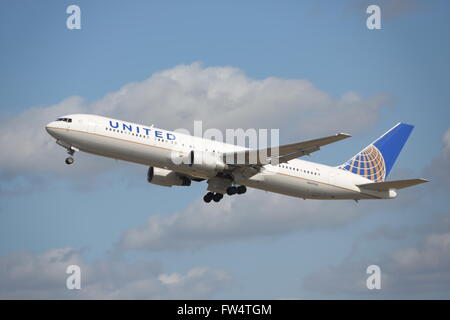 United Airlines Boeing 767-300ER N649UA uscire dall'Aeroporto Heathrow di Londra, Regno Unito Foto Stock