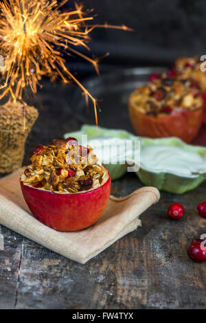 Festa rossa cotta mele ripiene con muesli, mirtilli e marzapane Foto Stock