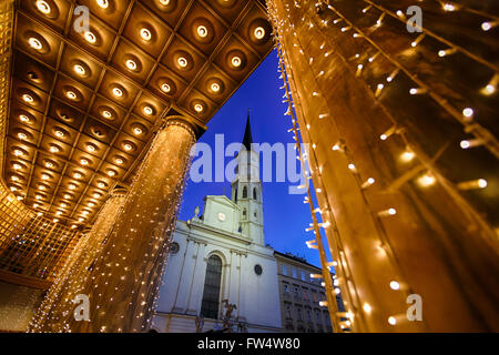 Veduta della chiesa di San Michele tra le colonne con ghirlande di notte Foto Stock