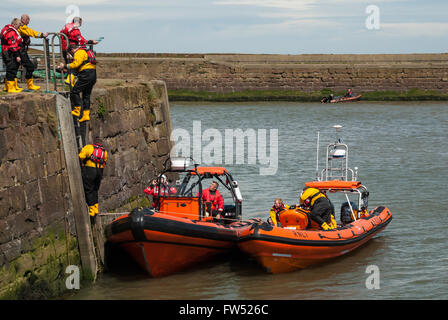 Silloth RNLI e Maryport Rescue all'inizio dell'Maryport Trawler Gara, Maryport, Cumbria Foto Stock