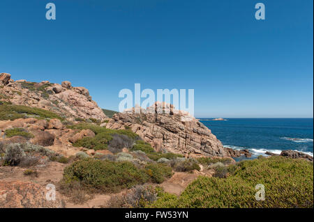 Scogliere di granito e bassa macchia lungo il promontorio di Capo via costiera di 1 km nei pressi di Smith Beach, Cape Leeuwin N.P:, Australia occidentale Foto Stock