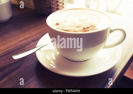 Grande tazza di cappuccino. Caffè con schiuma di latte nella tazza bianca.  Vintage correzione tonale foto filtro, vecchio stile di effetto Foto stock  - Alamy