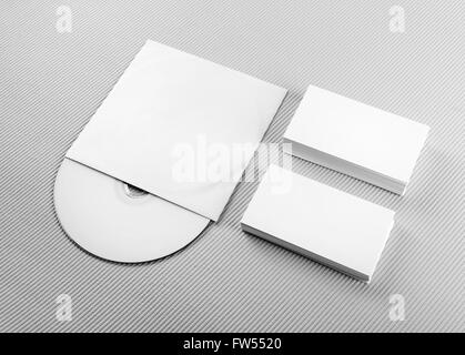 Blank business cards e CD su sfondo grigio. Per la progettazione di presentazioni e portafogli. Mockup per l'identità del marchio. Foto Stock