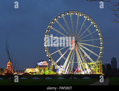 Inverno in fiera in Hyde Park di Londra, Inghilterra. La notte con le persone Foto Stock