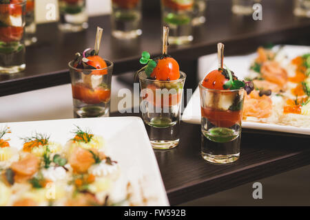 Catering per party. Close up di panini, antipasti e piatti di frutta. Crostini Foto Stock