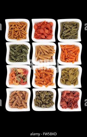 Colorato la pasta italiana La selezione in Cina i piatti su sfondo nero con spinaci, carote, pomodoro e frumento duro la colorazione. Foto Stock