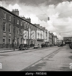 Degli anni Cinquanta, vista storica del Fitzwilliam Street, Dublin, Irlanda, al momento la più lunga strada di Georgiani terrazzati proprietà in città, prima di 16 furono demoliti nel 1965 per far posto al 'moderne' nuova sede della Irish ESB. Foto Stock