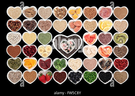Grande edificio del corpo ad alto contenuto proteico della salute alimentare in forma di cuore bocce. In alto di antiossidanti e vitamine. Foto Stock
