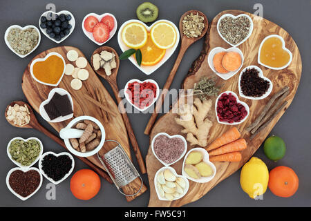 Ampia selezione di raffreddore e influenza remedy super cibo e medicine a base di erbe alte di antiossidanti e vitamina C. Foto Stock