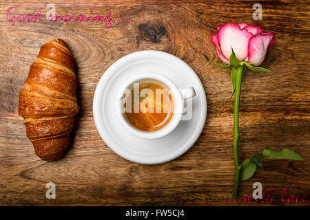 Caffè, croissant e rose per colazione romantica e scritta buona mattina...con amore Foto Stock
