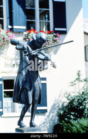 Statua di Mozart Wolfgang Amadeus suona il violino in St Gilgen. Il compositore austriaco,1756-1791. Foto Stock