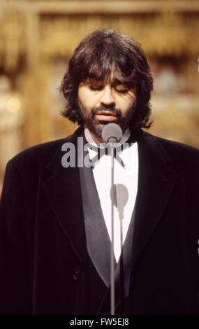Andrea Bocelli cantare, dicembre 1999, l'Abbazia di Westminster, Londra. (Cieco) tenore italiano Foto Stock