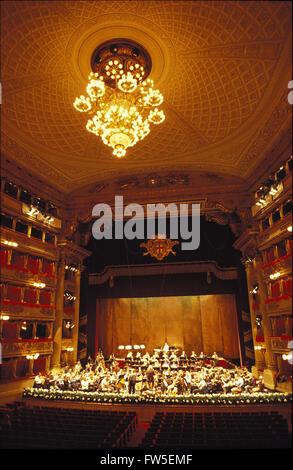 Il Teatro alla Scala di Milano - vista interna all'orchestra sul palco. Lampadario e scatole raffigurato. La Philharmonia Orchestra in prova, Foto Stock