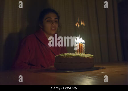 Candela accesa la camera e torta di compleanno pronto per essere soffiata fuori con candele produzione jumping grandi fiamme una celebrazione per una figlia Foto Stock