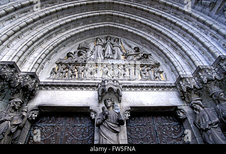 La cattedrale di St. Finn Barre, Cork, Irlanda - timpano degli angeli suonano le trombe - oltre porta occidentale Foto Stock