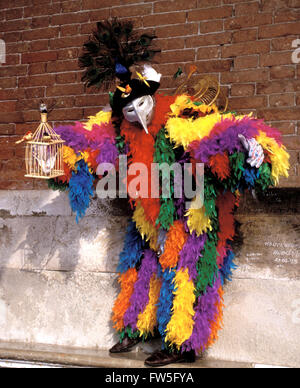In costume mascherato figura con la birdcage - Papageno da Wolfgang Amadeus Mozart 's opera "Il Flauto Magico". Comedia dell'Arte". Foto Stock