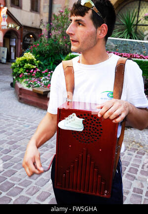 Organ grinder - presso il Festival Musicale Estivo di Colmar, Alsazia, Francia. Foto Stock