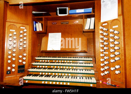 Console di organo ricostruito 1927, Great Malvern Priory, medievale, dove William Langland, autore di Piers Plowman, frequentato Foto Stock