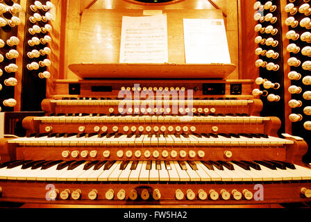 Console di organo in Royal Albert Hall, con 4 manuali e pedaliera con coro, si gonfiano e pedali da solista. più grande del mondo di organo Foto Stock