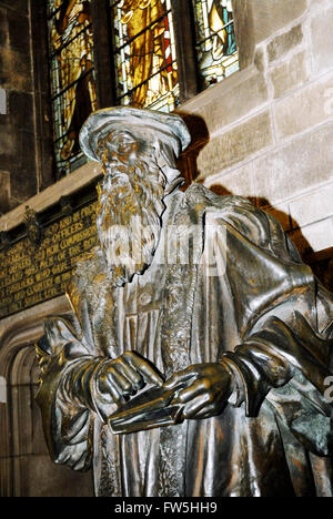 Statua di John Knox, riformatore religioso, Edimburgo, il Royal Mile, la cattedrale di St. Giles, Alta Kirk Foto Stock