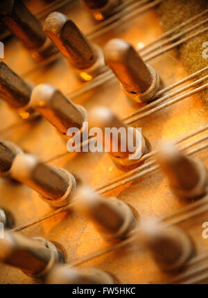 Meccanismo di pianoforte - close-up di tuning bushed perni nel blocco pin , strappare plank e triple pianoforte stringhe di modello Bechstein pianoforte a coda, pre 1900 Foto Stock