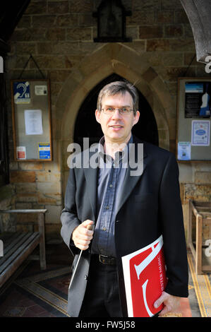 James Whitbourn, direttore e compositore di film, televisione e concerto di opere (pubblicato da Chester), con il punteggio del suo oratorio 'Annelies', fuori Nuthurst Sant'Andrea Chiesa, East Sussex, 5 luglio 2009, per una performance al Festival di Shipley. Foto Stock