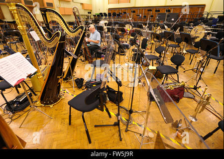 Studio della BBC 1, Maida Vale, casa della BBC Symphony Orchestra, in una prova di rodaggio per un lavoro moderno con un grande cliente: NB contrabbasso clarinetto (centro), 3 arpe e perspex schermi acustici su cavalletti, per proteggere l' audizione di quelli seduti di fronte in ottone e percussioni giocatori specialmente Foto Stock