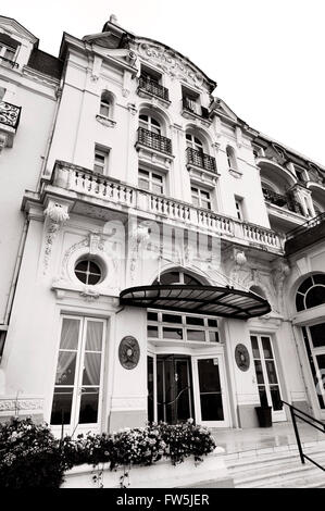 Grand Hotel, a Cabourg, Normandia, l'ispirazione per "Balbec' in Proust 's iscritto. Valentin Louis Georges Eugéne Marcel Proust, romanziere francese, saggista e critico, meglio conosciuto come l'autore di "Ë la recherche du temps perdu' (Alla ricerca del tempo perduto). 10 Luglio 1871 - 18 novembre 1922. Foto Stock