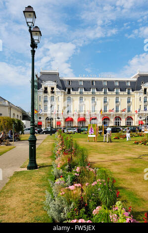 Grand Hotel, a Cabourg, Normandia, l'ispirazione per "Balbec' in Proust 's iscritto. Valentin Louis Georges Eugéne Marcel Proust, romanziere francese, saggista e critico, meglio conosciuto come l'autore di "Ë la recherche du temps perdu' (Alla ricerca del tempo perduto). 10 Luglio 1871 - 18 novembre 1922. Foto Stock