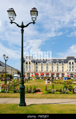 Grand Hotel, a Cabourg, Normandia, l'ispirazione per "Balbec' in Proust 's iscritto. Valentin Louis Georges Eugéne Marcel Proust, romanziere francese, saggista e critico, meglio conosciuto come l'autore di "Ë la recherche du temps perdu' (Alla ricerca del tempo perduto). 10 Luglio 1871 - 18 novembre 1922. Foto Stock