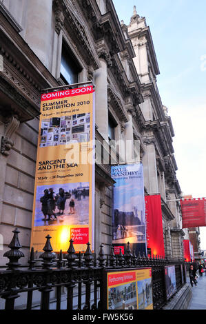 La Royal Academy of Arts, in Burlington House Piccadilly, al tramonto, con banner pubblicità annuale di Mostre estive, e Foto Stock