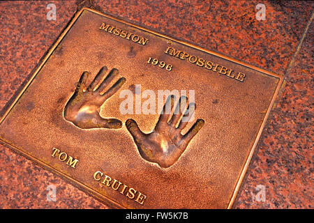 Tom Cruise targa di bronzo di handprint impostato nella pavimentazione di Leicester Square: di Tom Cruise, 'Mission impossible", 1996. Foto Stock