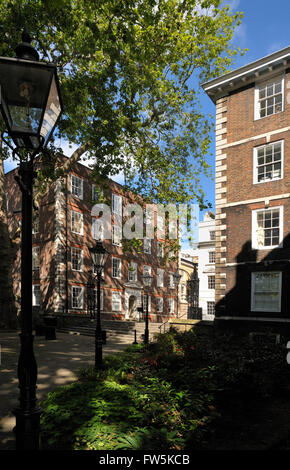 Camere legale e vecchi lampioni in nuova Corte, MIDDLE TEMPLE DI LONDRA, al di sopra del Tamigi Embankment. Il tempio di mezzo in primo piano soprattutto in Martin Chuzzlewit e grandi aspettative, i romanzi di Charles Dickens, che descrive tutte le locande ampiamente nelle sue opere. Foto Stock