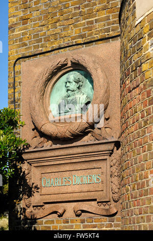 Busto in bronzo su una placca, del romanziere, Charles Dickens, sulla parete dello studio di Fort House, ora denominata dopo il romanzo Bleak House Foto Stock