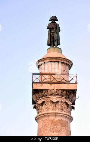 Statua dell'Imperatore Napoleone Bonaparte sulle altezze di Boulogne-sur-Mer (département du Pas-de-Calais, Francia). Eretta in un rinnovamento della nazionale francese di orgoglio nel 1840s, il 53 metro-alta colonna indica che il campo base dove Napoleone ammassato in Francia la più grande esercito, 80.000 uomini, pronti a invadere l'Inghilterra, 1802-5. Dopo la Seconda Guerra Mondiale, il governo francese ha girato la statua di Napoleone intorno alla faccia interna, come un segno di rispetto per il suo British alleati nella guerra. L'oro francese aquila imperiale adorna le ringhiere. Autore Charles Dickens frequentemente alloggiato all'estremità bassa del lungo percorso leadin Foto Stock