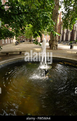 Fontana di Fountain Court, Middle Temple, camere legale, London, al di sopra del Tamigi Embankment. Featured in Martin Chuzzlewit, il romanzo di Charles Dickens, che descrive tutte le locande ampiamente nelle sue opere. Londra locande della corte. (Rut pizzico, Tom pizzico, John Westlock) Foto Stock