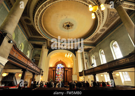 Interno della St Anne's church, Limehouse. Progettato da Nicholas Hawksmoor, come una delle dodici chiese costruite per servire le esigenze di espandere rapidamente la popolazione di Londra nel XVIII secolo. Il regime non ha incontrato mai il suo obiettivo originale, ma quelli costruiti erano anche noti come il Queen Anne chiese. Questa chiesa fu consacrata nel 1730, anche se i pesci eviscerati dal fuoco il Venerdì Santo 1850, e restaurato tra il 1851 e il 1854 da Philip Hardwick. Restaurato da Julian Harrap tra il 1983 e il 1993, quando tubolare capriate in acciaio sono stati aggiunti per supportare il tetto. Charles Dickens, romanziere inglese, potrebbe rimanere come un bambino con hi Foto Stock