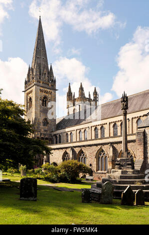 LLandaff Cathedral, Cardiff, la guglia e la parete sud. La presente Norman, cattedrale romanica risale al 1107. Un nuovo fronte ovest è stato costruito circa 1220. Questo fronte ovest è giudicato da molti come uno dei due o tre più notevoli opere medievali di arte in Galles. Prima della fine del XV secolo è arrivata l'edificio, da Jasper Tudor, del nord ovest della torre come una nuova casa per le campane. Un nuovo restauro intrapreso da J F Seddon e John Pritchard incluso il Sud Ovest la Torre e la guglia, completata nel 1869, che ha sostituito l'inizio del XII secolo la torre crollata nel 1722. Un grande affare del XIX Foto Stock